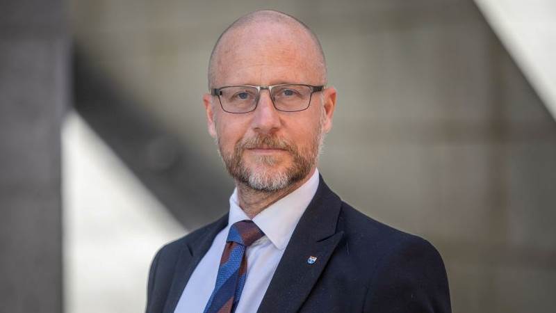 Kommundirektör Magnus Gyllestad Porträttbild på kommundirektör Magnus Gyllestad utomhus