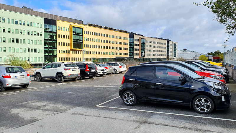 Parkeringsavgifterna för personalparkering behöver höjas. Parkeringsavgifterna för personalparkering behöver höjas.