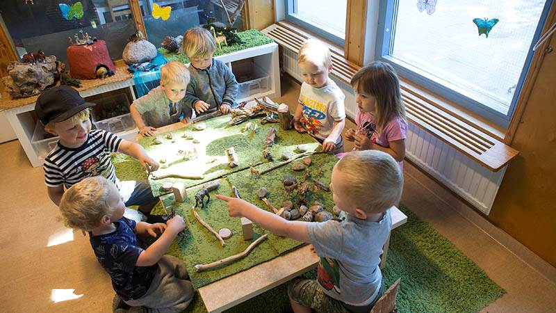 Lek i ateljén. Lek i ateljén.