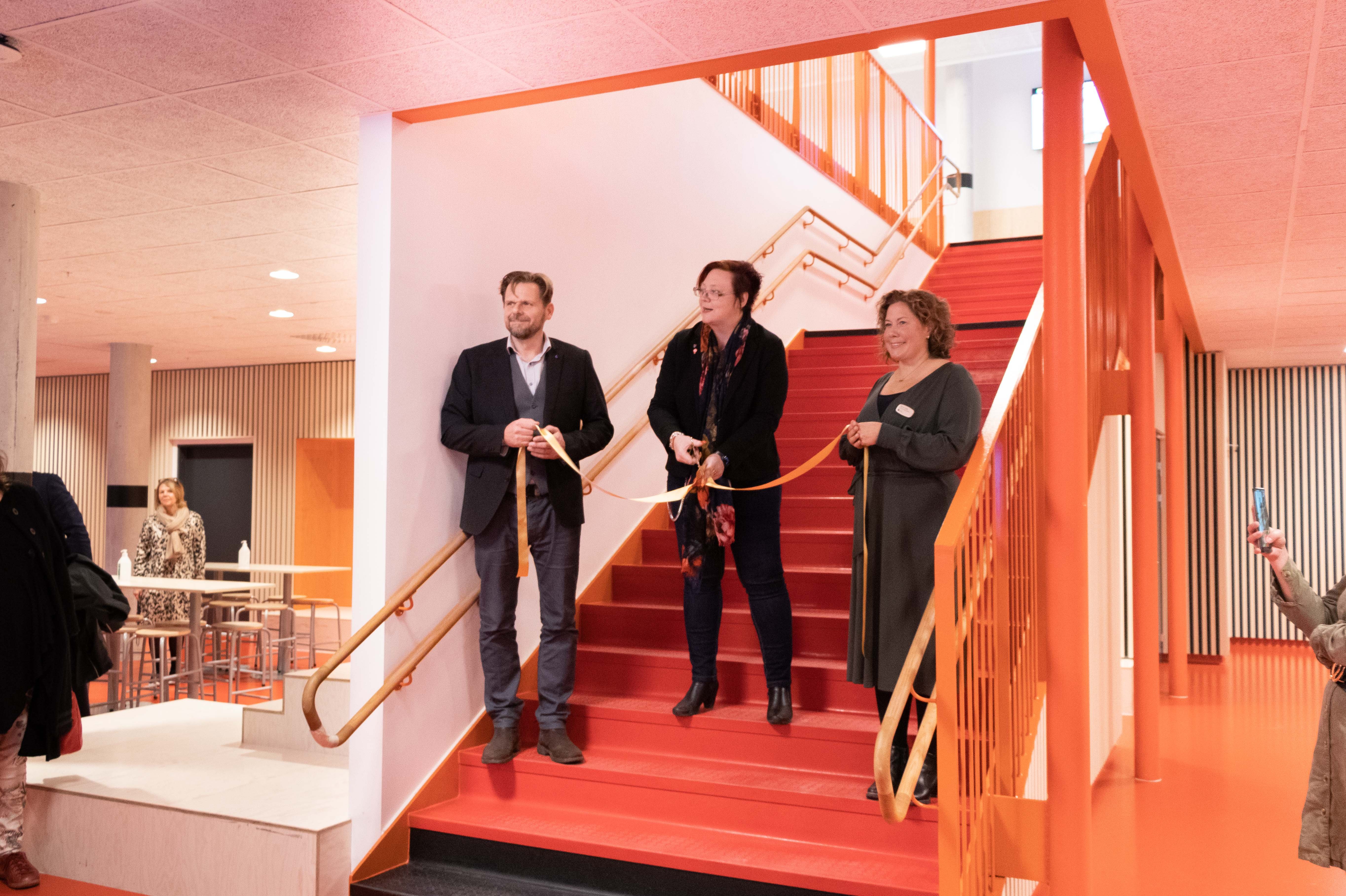 På bilden syns Tobias Hammarberg (L), ordförande i grund- och förskolenämnden, Meeri Wasberg, kommunstyrelsens ordförande och Therese Gärde, rektor på Söderbymalmsskolan som klipper band och inviger den ny skolan.