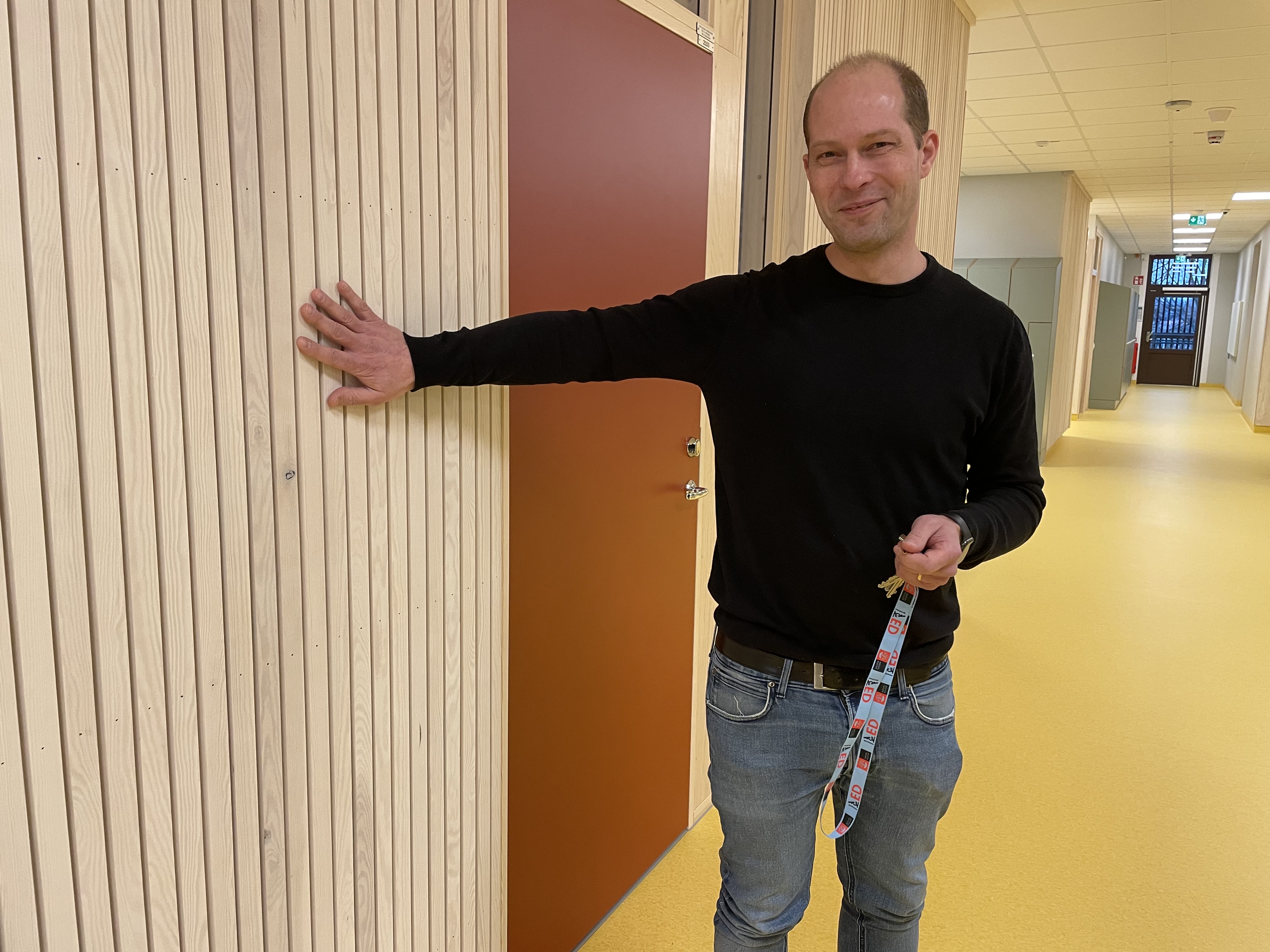 Rektor Jesper Samuelsson visar skolans nya inredning