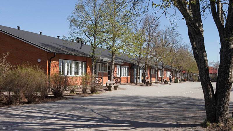 Runstensskolans evakueringslokaler på Järnåldersringen 883 Fasaden på skolan.