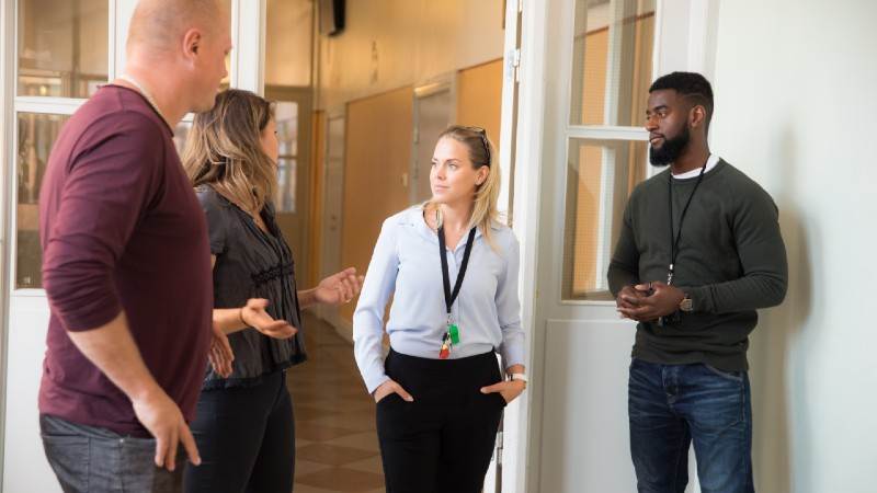 Lärare som står i korridor och pratar