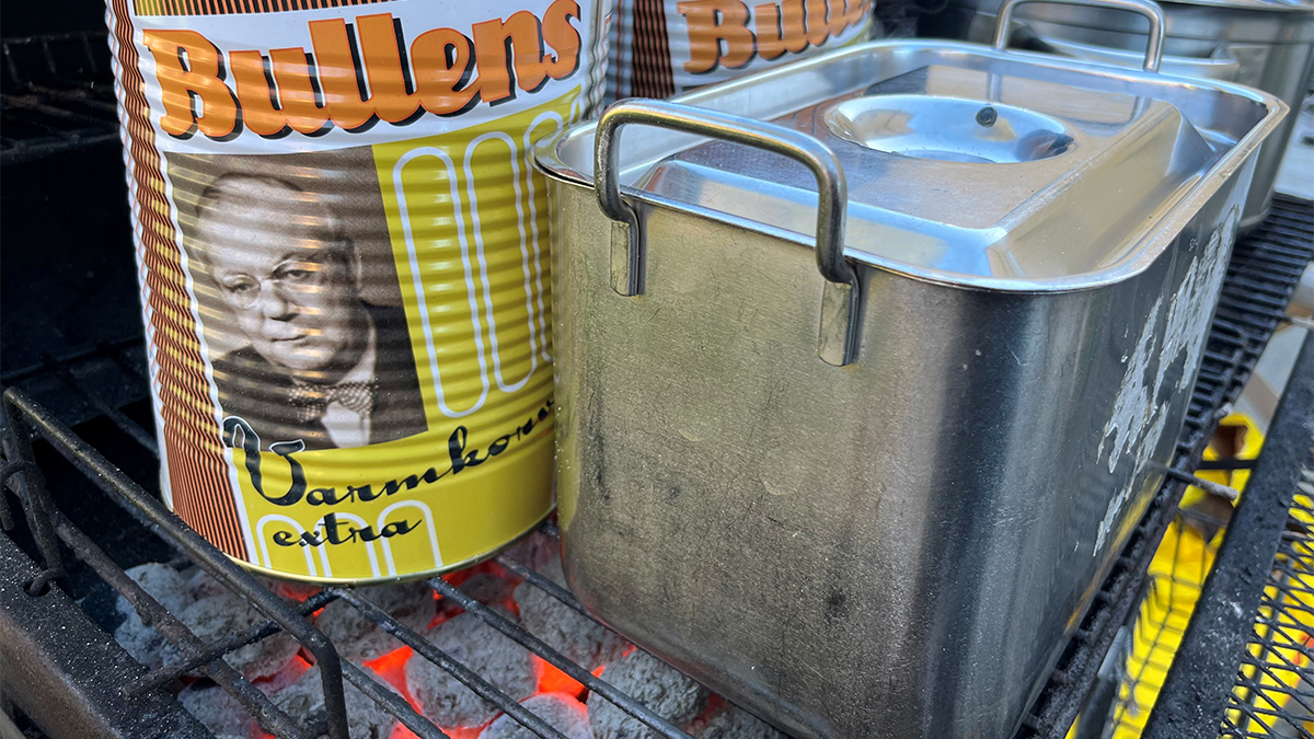 En stor konserv innehållande korv från Bullens. 