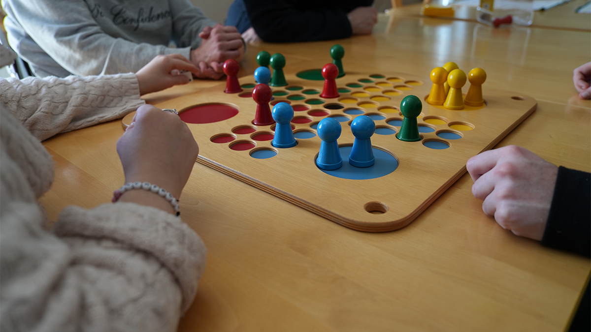 Spela spel på ett bord. 