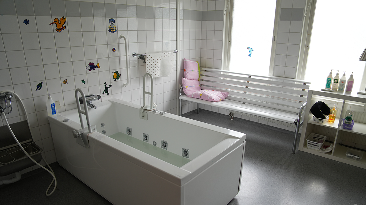Ett badrum med bubbelpool och andra spaliknande effekter. 