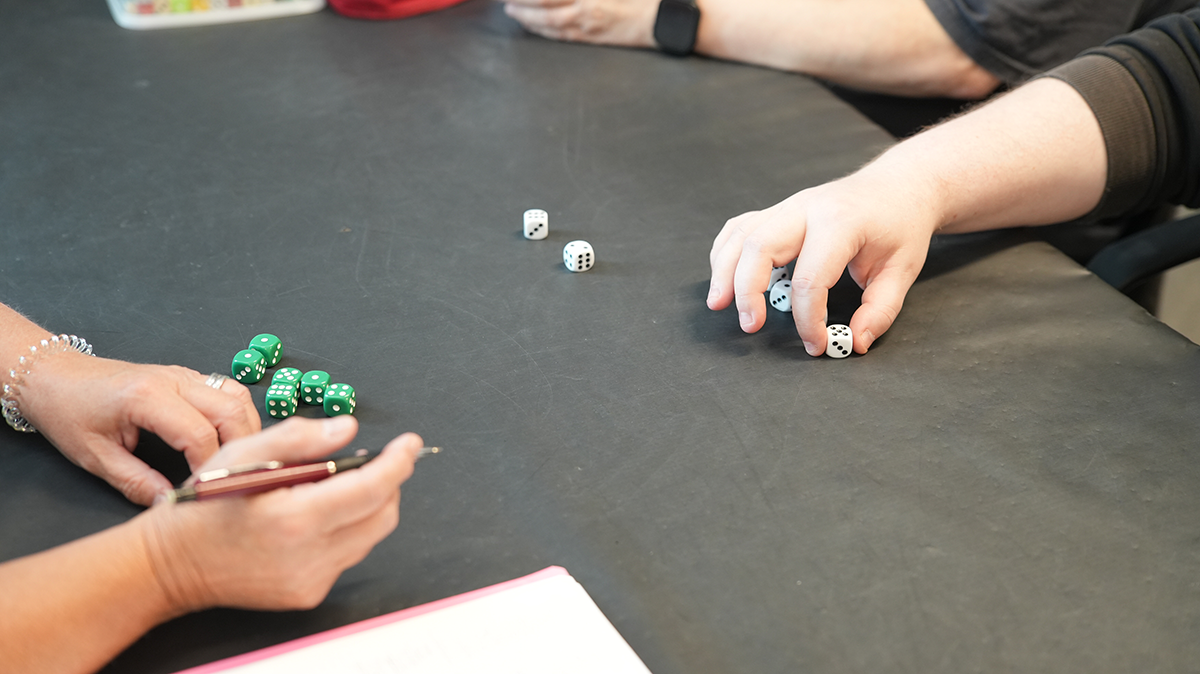 Två personer spelar tärningsspel.