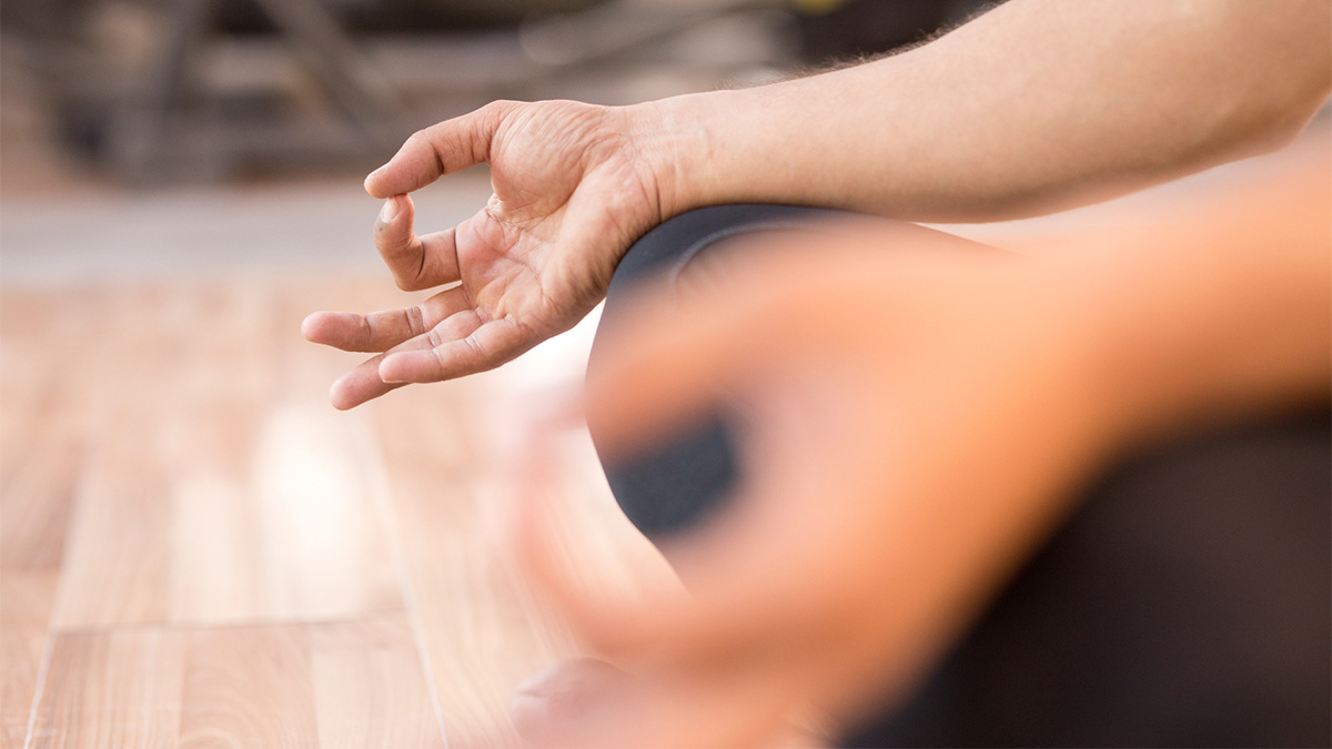 Yogapose, två händer.