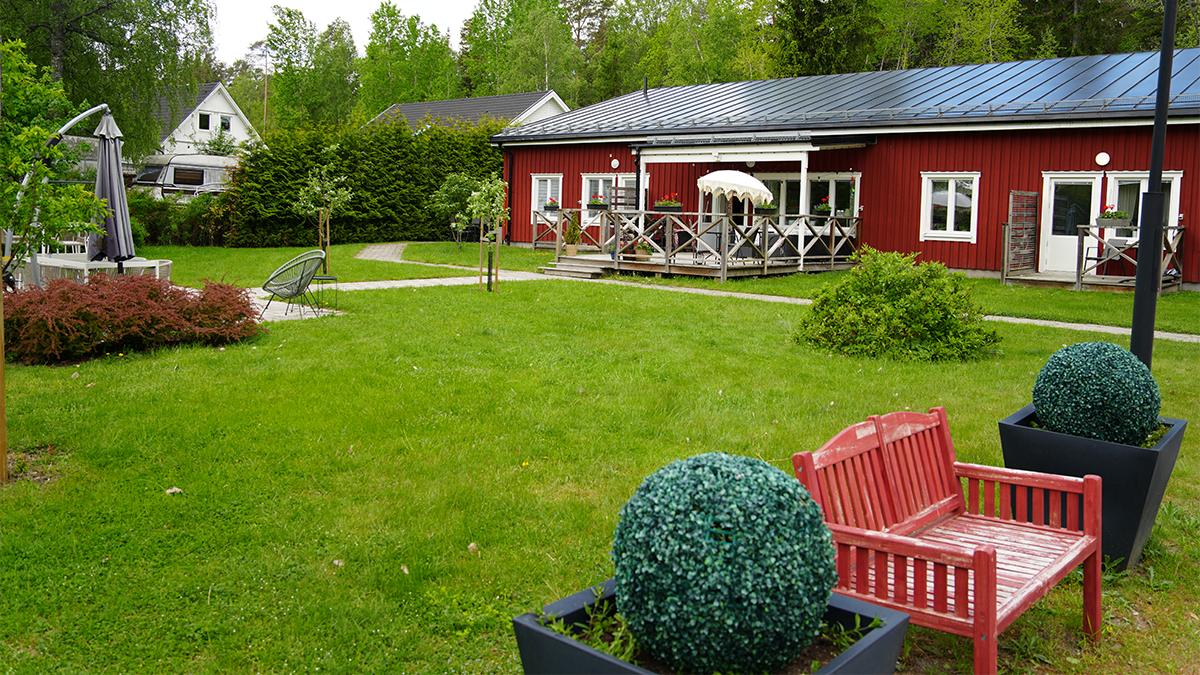 Ett rött hus på sommaren.