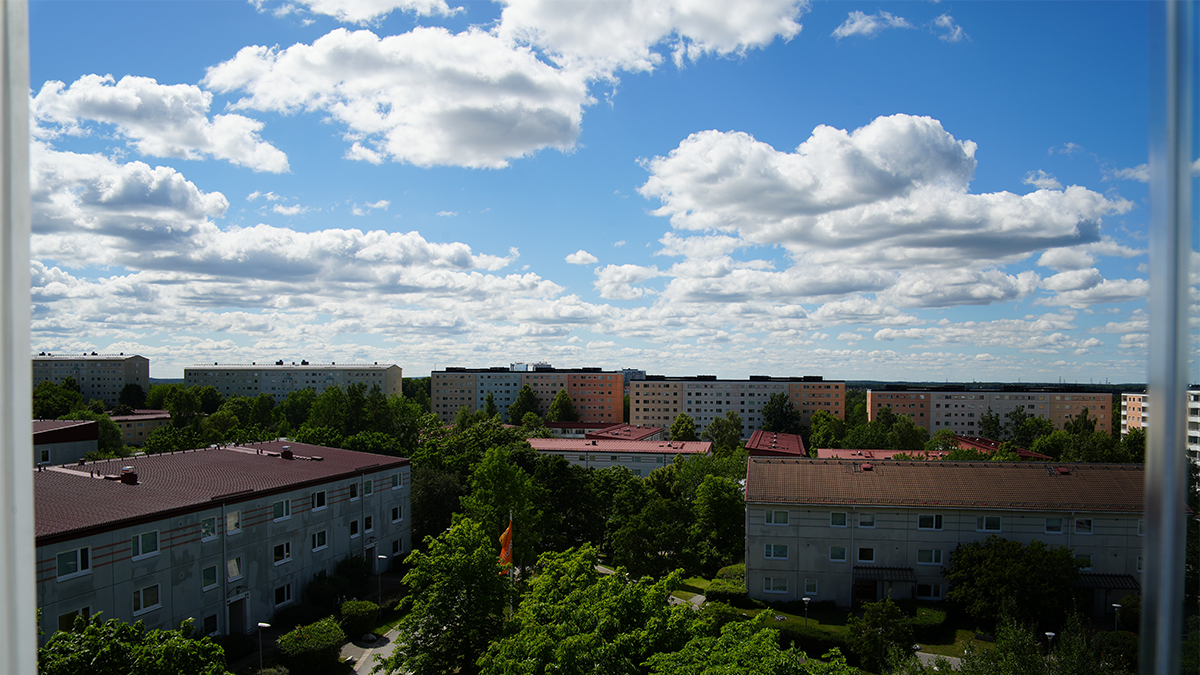 En utsikt från en balkong över hus och träd