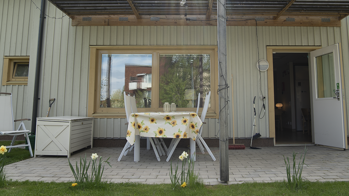 En uteplats på våren.