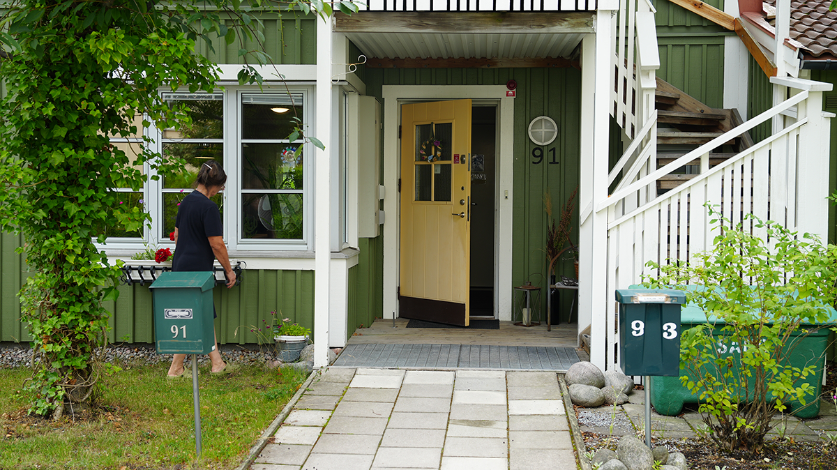 En dörr öppnas in till ett hus.