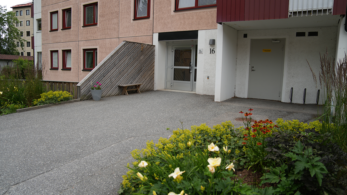 En ingång till ett lägenhetshus. 