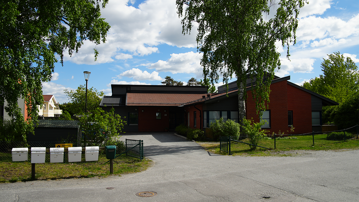 Ett hus på en gata i Vega på sommaren. 