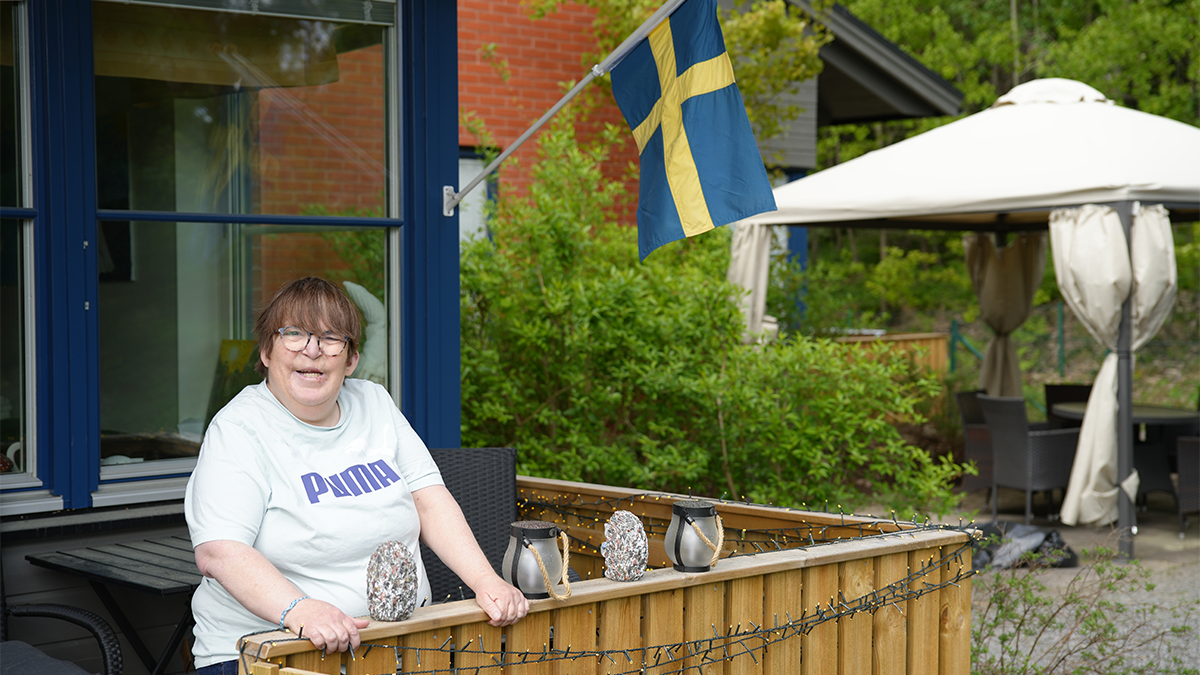 En kvinna på en uteplats. 