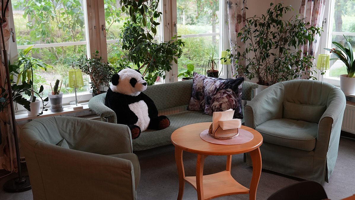 en stor pandabjörn i en soffa. 