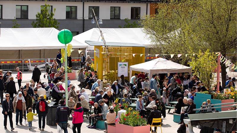 Folk som samlats på Poseidons torg utanför Kulturhuset i Handen