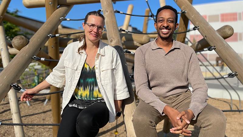 Elin Age och Cijade Micheal är nyanställda skolsocionomer på Vega skola. De är del i ett projekt som i ett tidigt skede ska stötta elever som behöver hjälp. Och de är fullständigt eniga: Deras arbete kommer göra skillnad för fler barn som behöver hjälp för att klara skolan. Skolsocionomer Vega skola, Elin Age och Cijade Micheal