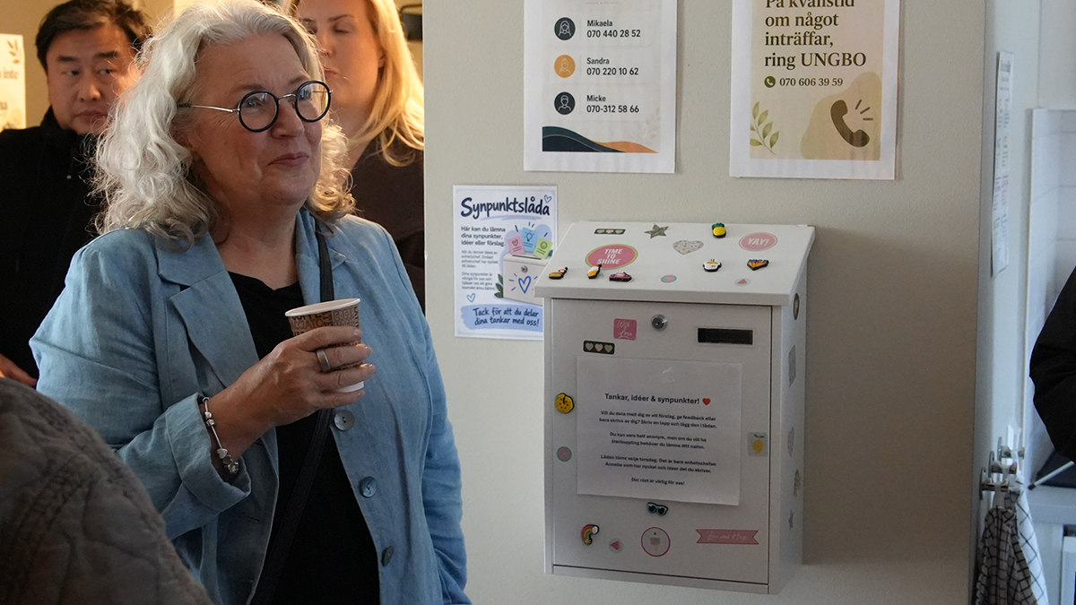 En kvinna vid en postlåda för synpunkter. 