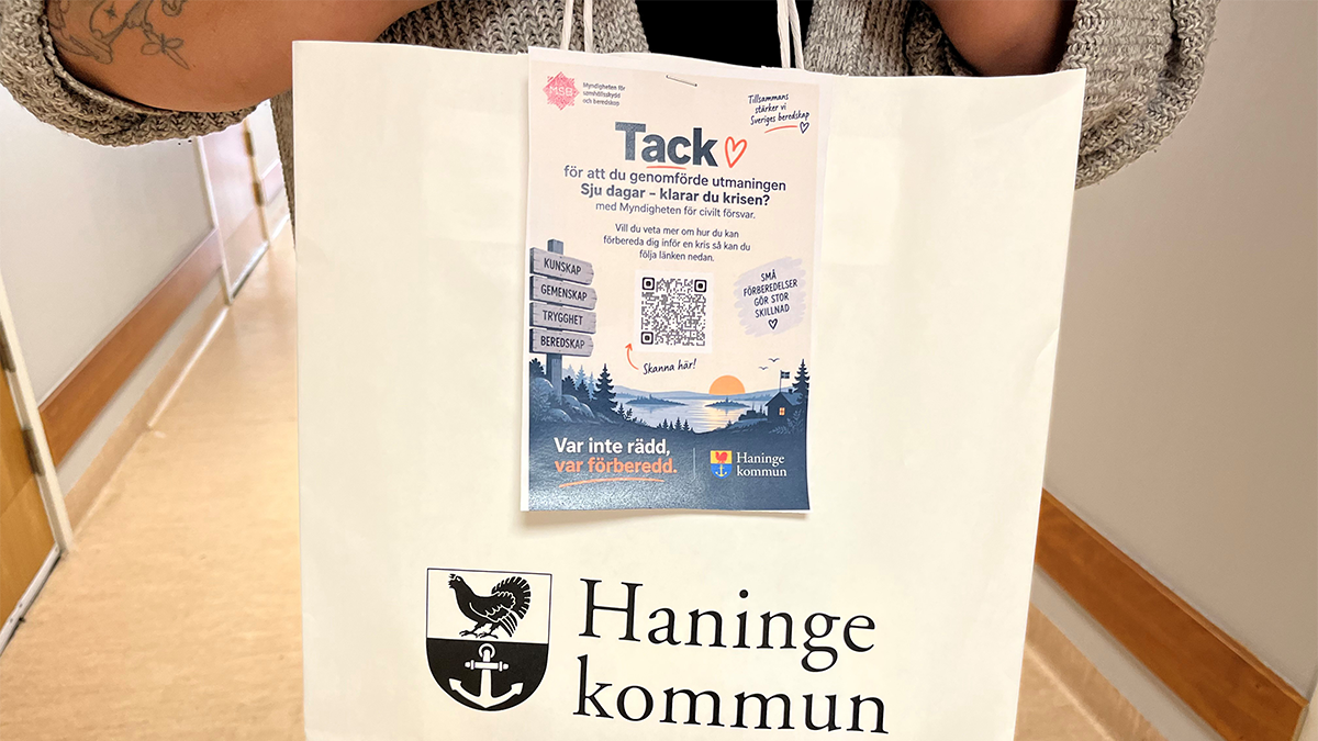 En påse med Haninge kommuns logga på.