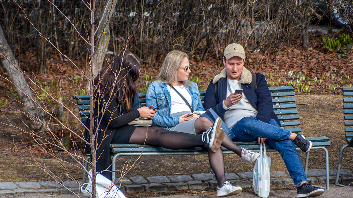 ungdomar på parkbänk