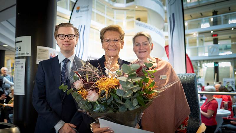 Vinnare av årets seniorinsats Kerstin Feiler mottog 15 000 kronor för sina insatser Vinnare av årets seniorinsats Kerstin Feiler mottog 15 000 kronor för sina insatser