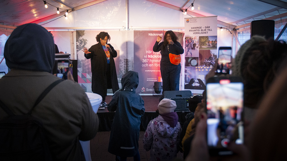 Artistuppträdande på scen i tält med publik