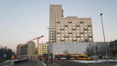 Här byggs 400 bostäder och ett antal kommersiella lokaler sedan 2020. Bilden är tagen från Jungfrugatan. Brandbergens centrum växer och utvecklas.