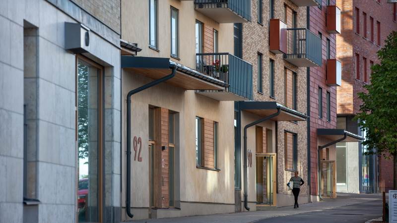 I Handen pågår en utveckling som syftar till att stadsdelen ska gå från förort till stad. I Handen pågår en utveckling som syftar till att stadsdelen ska gå från förort till stad.