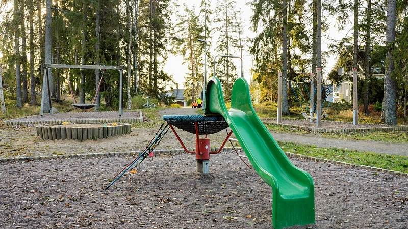Lekplatsen på Asplunds väg i naturområde. Lekplatsen på Asplunds väg.