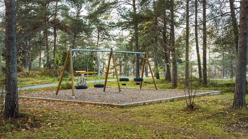 Eriksbergsparken är en lekpark i naturmiljö. Eriksbergsparken i Vendelsö.