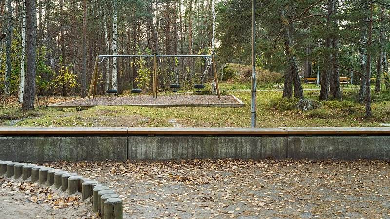Eriksbergsparkens kuperad terräng lockar till lek bland träden. Eriksbergsparkens lekplats i blandskogen.