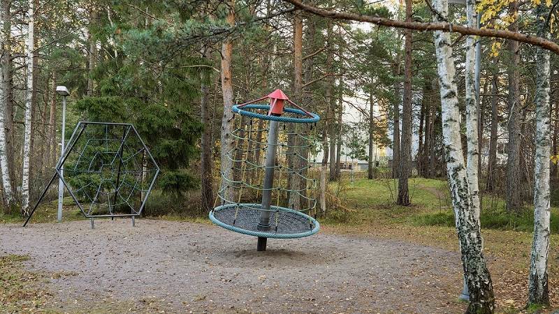 Vill du leka i spindelns nät eller i mastens topp? Lekutrustning i Eriksbergsparken.
