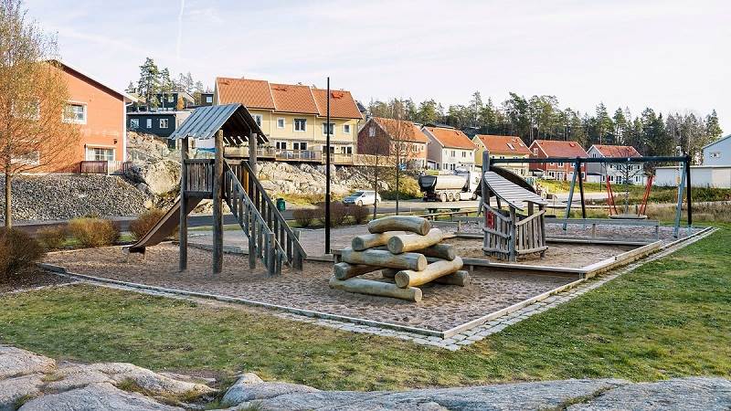 Lekplatsen på Hermanstorpsvägen i Vega. Lekplatsen på Hermanstorpsvägen i Vega.