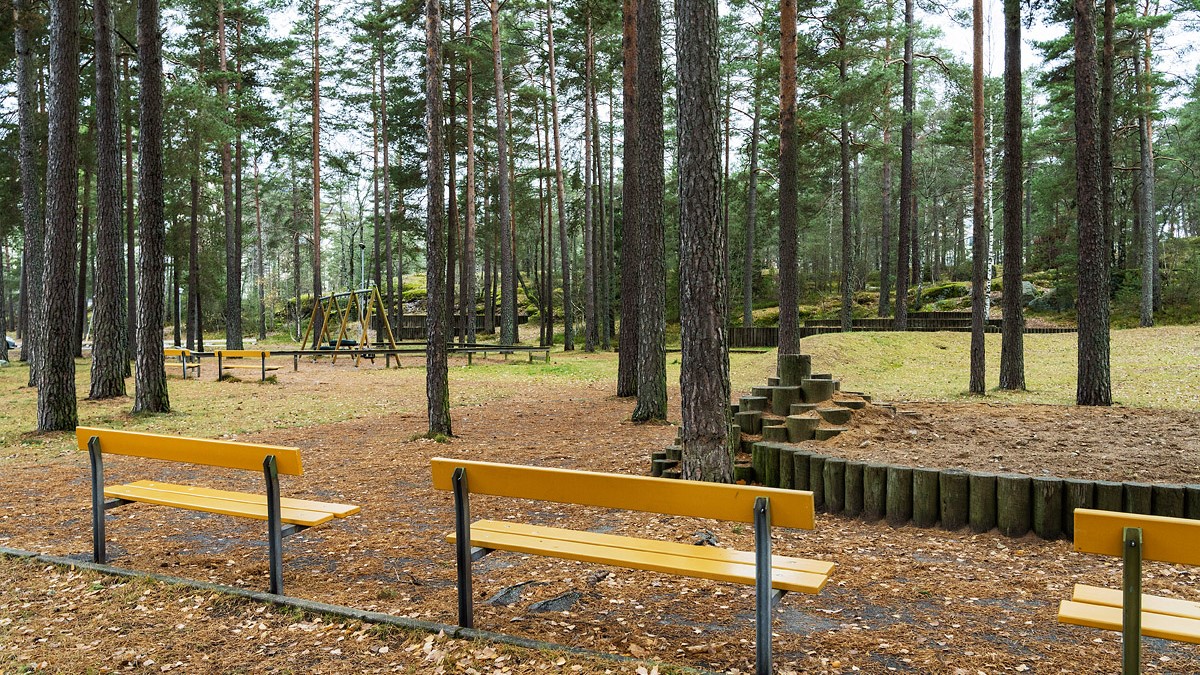 Lekplatsen vid Hurtigs väg i naturomgivningar.