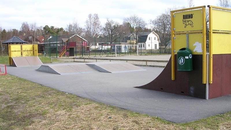 Jägartorpsvägens lekplats Klätterlek med rutschkana för barn mellan 1-12 år.