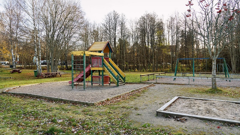Kvarntorps lekplats på våren.
