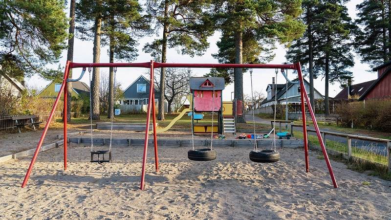 Lekplatsen på Lagebergsvägen mitt bland villorna i Vendelsö.  Lekplatsen på Lagebergsvägen.