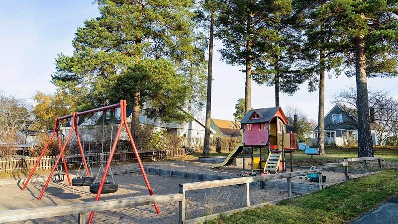 Lagebergsvägen med lekutrustning för barn i olika åldrar.  Lagbergsvägens lekplats i Vendelsö.