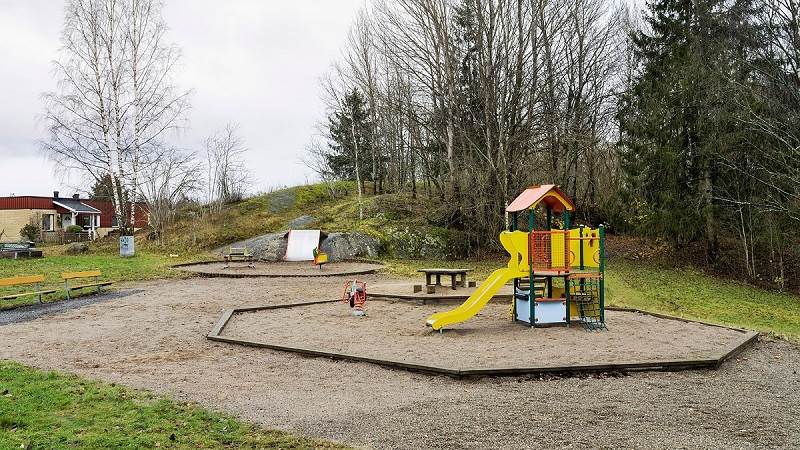 Lunda ängars lilla lekplats i Jordbro. Lunda ängars lekplats hittar du i Jordbro.