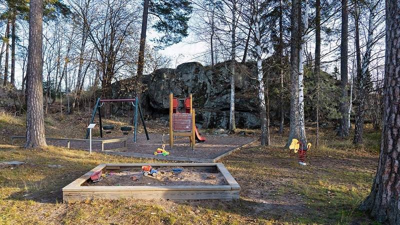 Nordostpassagens lekpark ligger mitt i naturen. Nordostpassagens lekpark.