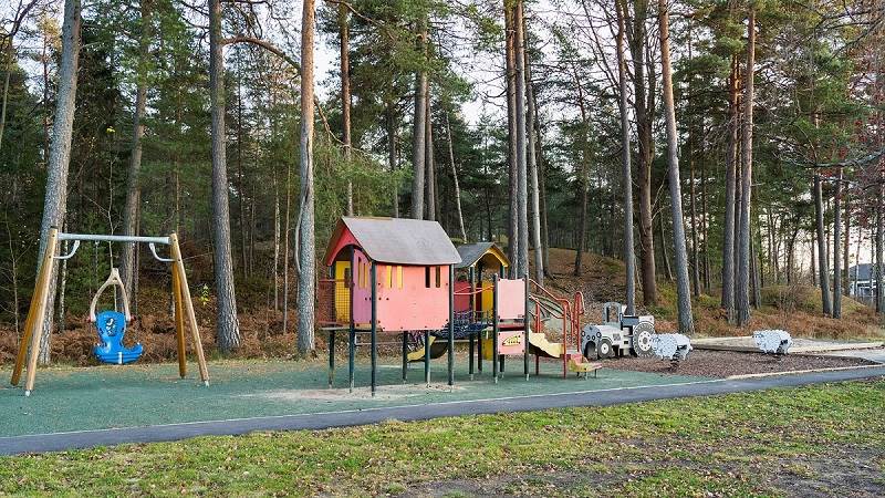 Ramsdalsvägens lekpark har mycket kul att erbjuda.  Ramsdalsvägens lekpark i Vendelsö.
