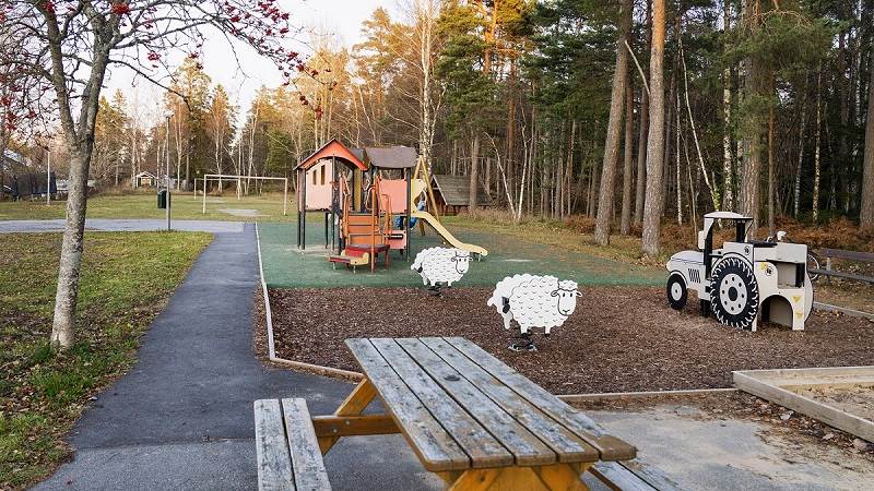 Gunga iväg på ett får eller en traktor. Fjäderleksaker i lekpark.