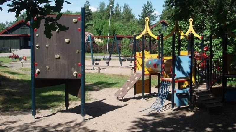 Skarpavägens lekplats på Muskö Skarpavägens lekplats ligger ute på Muskö.