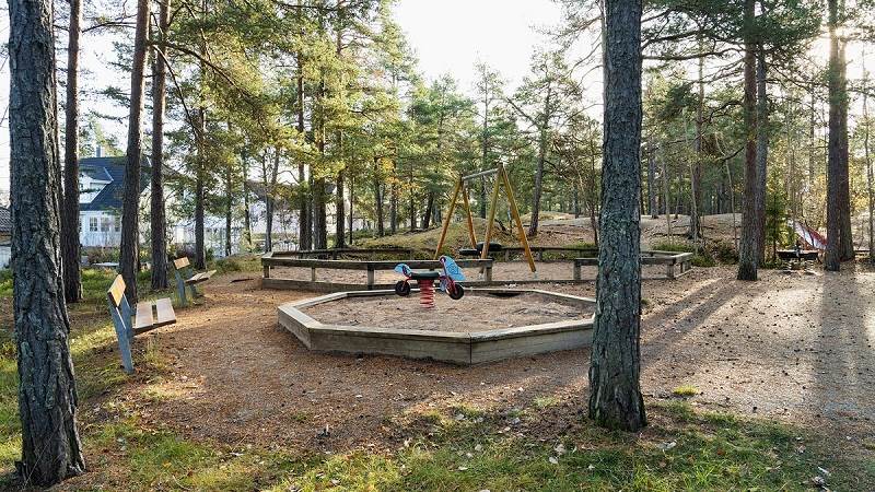 Lekplats Söderbymalmsvägen. Lekplats vid Söderbymalmsvägen i norra Haninge.