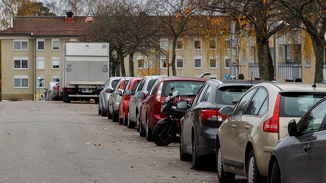 Parkerade bilar längs med Utgårdsvägen i Handen
