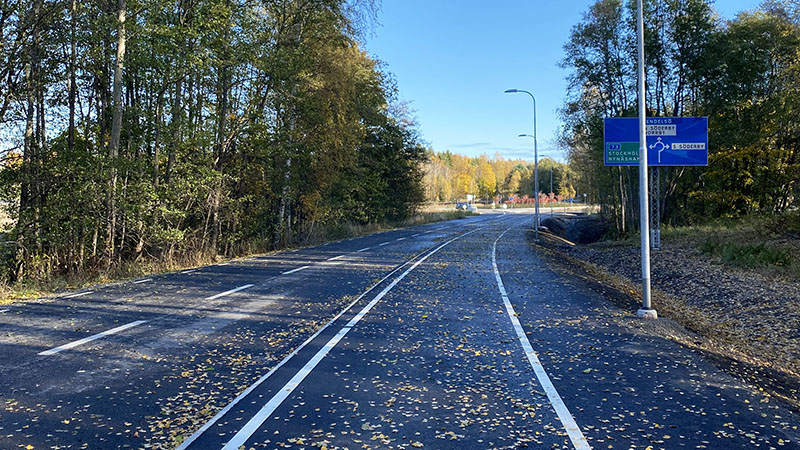 En bilväg som svänger till höger. Till höger om bilvägen går en gång- och cykelbana.