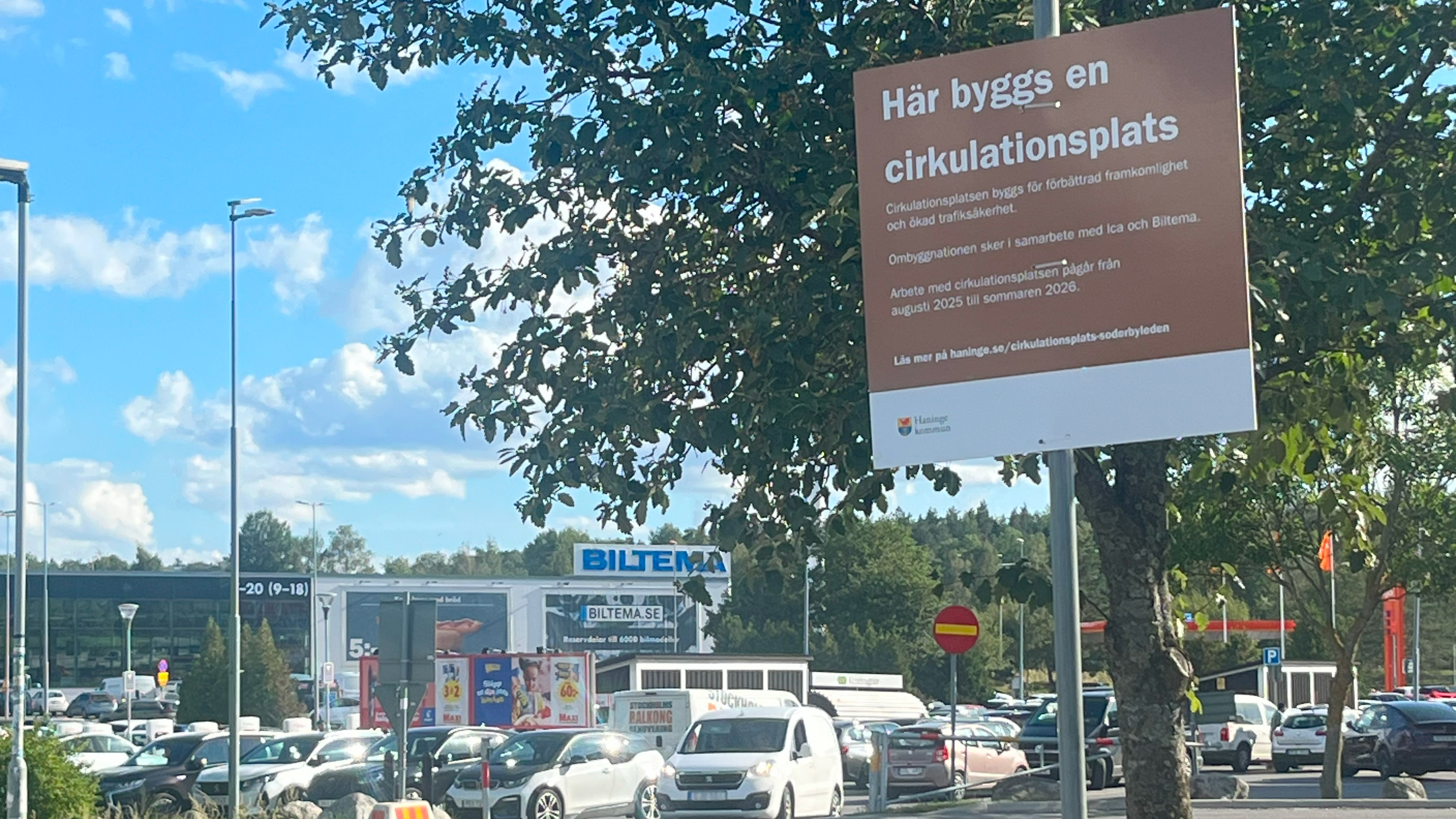 Byggskylt som berättar att det ska byggas en cirkulationsplats