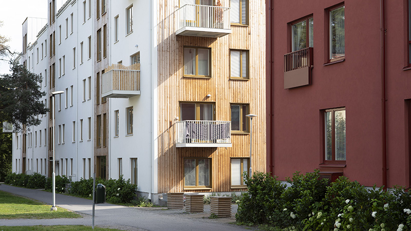 Röda, vita och träfärgade husfasader