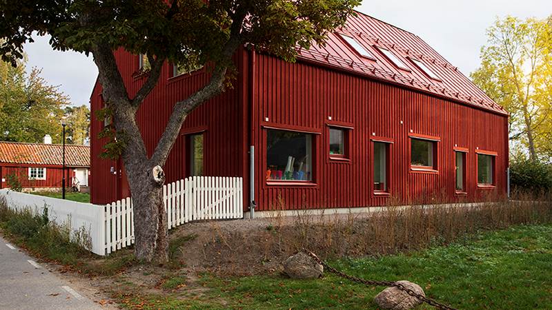 Ornö skola - en röd skolbyggnad byggd i gammal stil